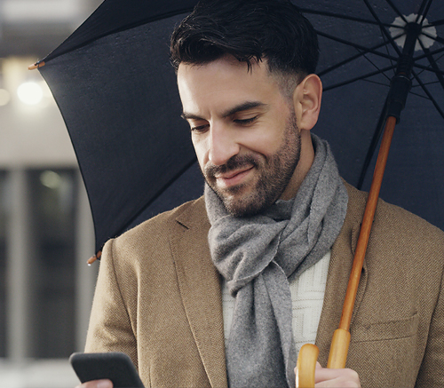 Vue d'un parapluie classique ouvert d'EuroSCHIRM en noir
