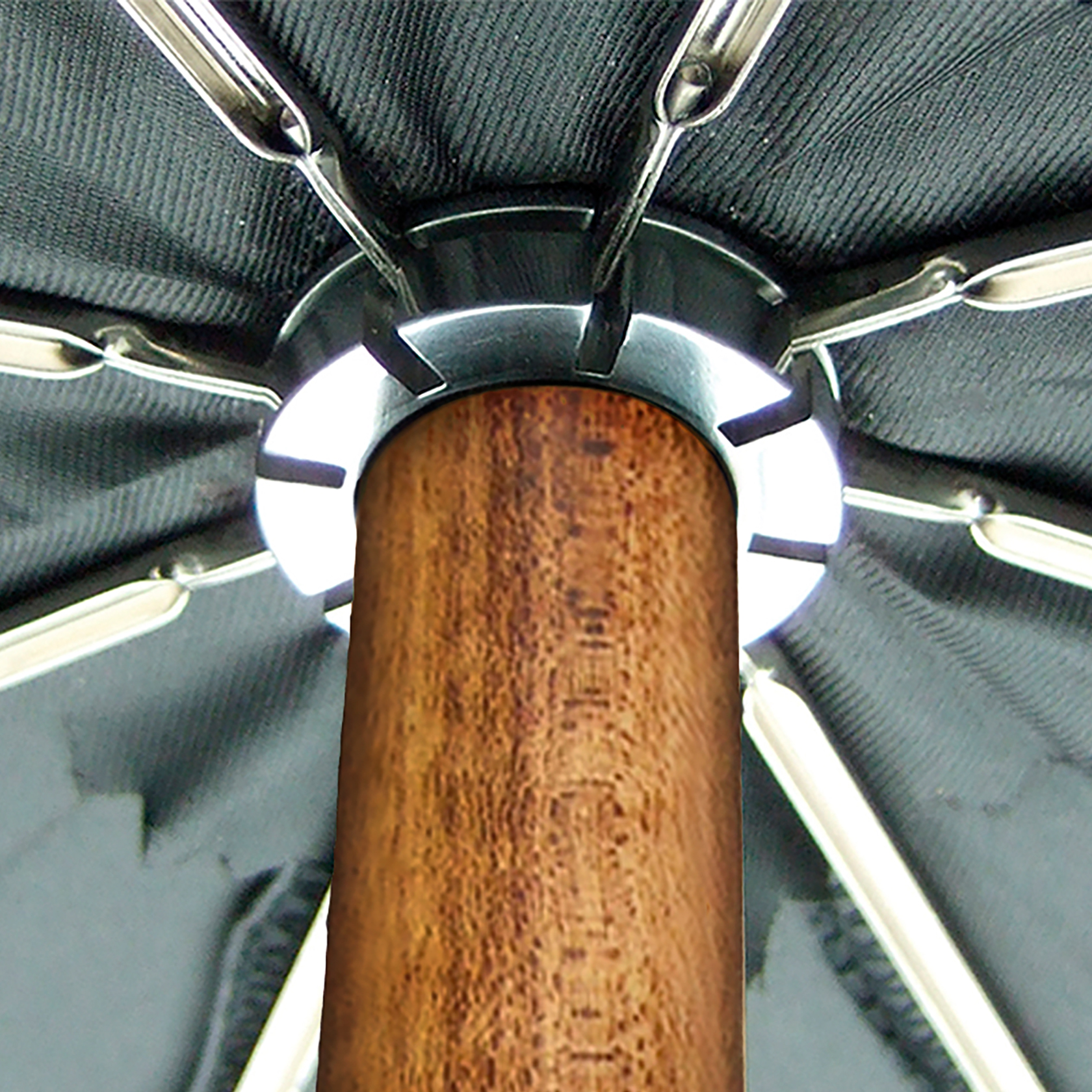 Luxus-Regenschirm Brillant HH60, Krokoledergriff dunkelbraun, Holzstock aus Akazie, Seide schwarz