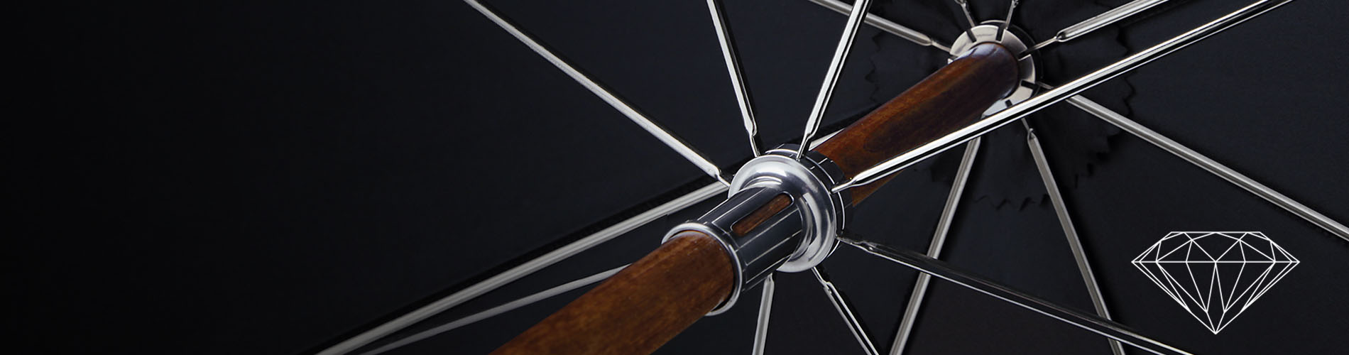 Vue détaillée du cadre d'un parapluie de luxe Brillant à manche en bois