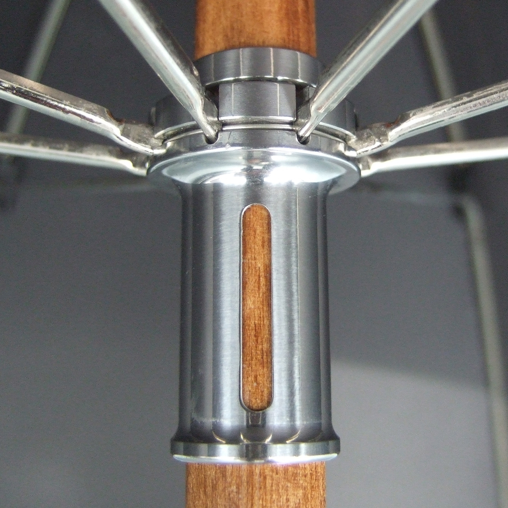 Luxus-Regenschirm Brillant HH60, Krokoledergriff dunkelbraun, Holzstock aus Akazie, Seide schwarz